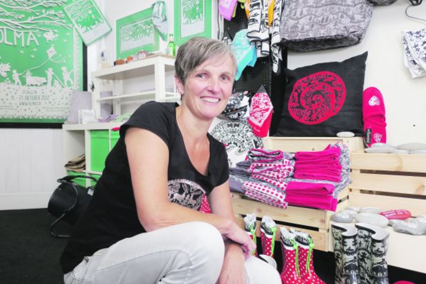 Jolanda Brändle kreiert nebst Scherenschnitten auch Produkte in Scherenschnitt-Design. Das Sortiment ist umfangreich. Wichtig ist ihr bei der Produktentwicklung,  die Zusammenarbeit mit Firmen aus der Schweiz oder dem benachbarten Ausland. (Bild Esther Thalmann)