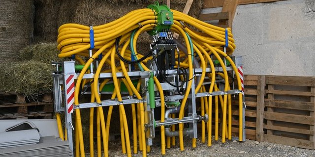 Organisatorische Massnahmen wie etwa die Wahl des richtigen Zeitpunktes und die Berücksichtigung des Stickstoffbedarfs der Kultur sollen die Ausbringung mit emissionsmindernden Verfahren ergänzen, so die Vollzugshilfe. (Bild BauZ)