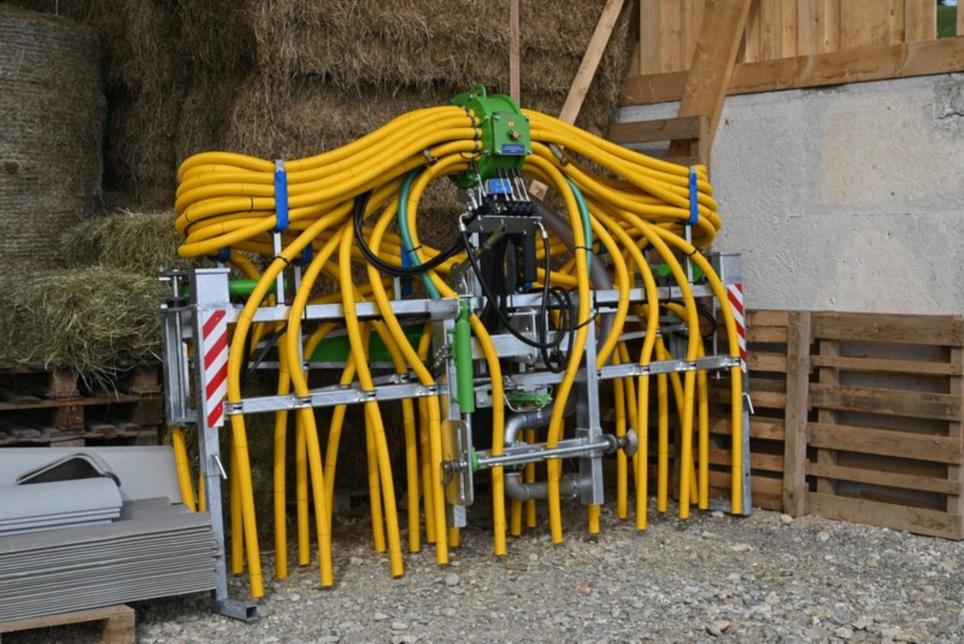 Organisatorische Massnahmen wie etwa die Wahl des richtigen Zeitpunktes und die Berücksichtigung des Stickstoffbedarfs der Kultur sollen die Ausbringung mit emissionsmindernden Verfahren ergänzen, so die Vollzugshilfe. (Bild BauZ)