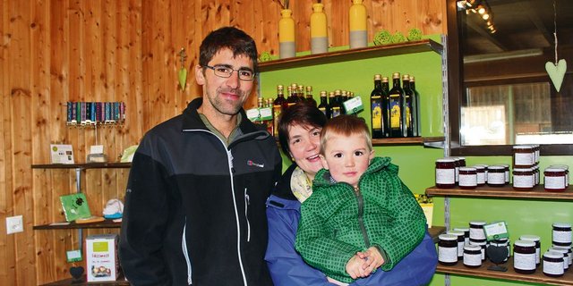 Pirmin und Claudia Landolt mit Lukas, dem Jüngsten ihrer drei Kinder.  (Bild Rita Meier)