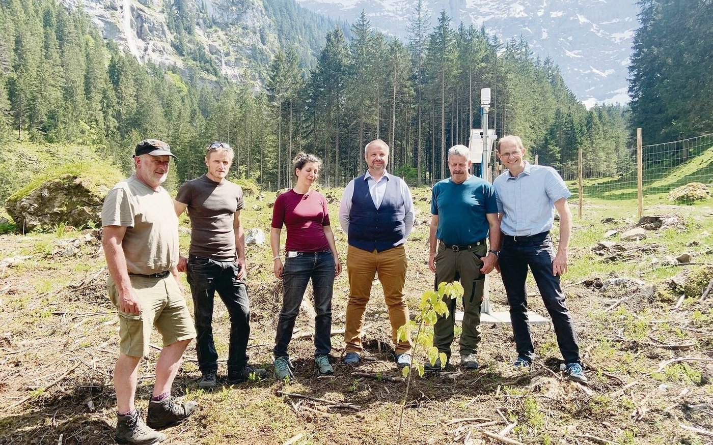 Revierförster Beat Herger, Bürgerrat Armin Briker, Projektleiterin Kathrin Streit, Sicherheitsdirektor Dimitri Moretti, Bürgerpräsident Peter Kempf, Kantonsforstmeister Roland Wüthrich (v. l.).