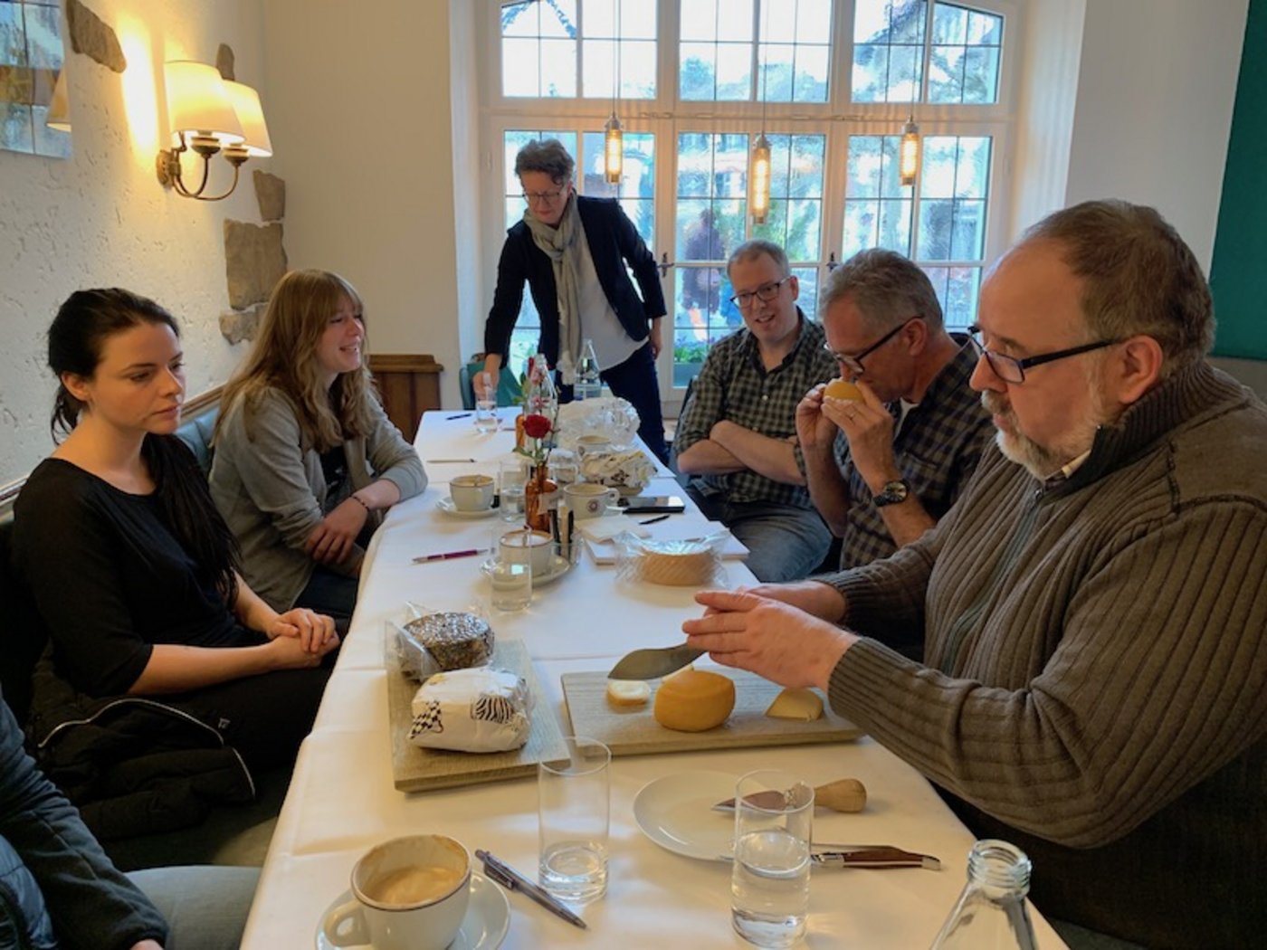 Die Teilnehmenden des Diplomlehrgangs Käsesommelier stellen ihre Hausaufgaben vor: veredelte Käslein. Kursleiterin Gabriela Frei (Mitte) freut sich über die Kreativität, mit der die Aufgabe gemeistert wurde. (Bild Ruth Bossert)