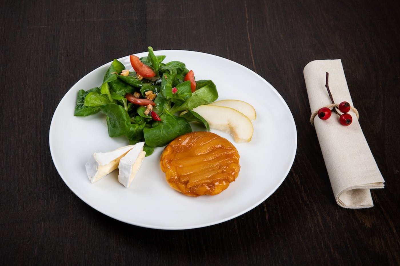 Nüsslisalat mit Baumnussvinaigrette und Birnen-Tarte-Tatin. (Bild SRF/ Ueli Christoffel)