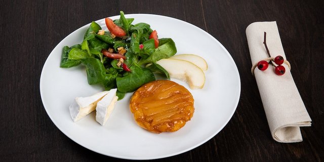 Nüsslisalat mit Baumnussvinaigrette und Birnen-Tarte-Tatin. (Bild SRF/ Ueli Christoffel)