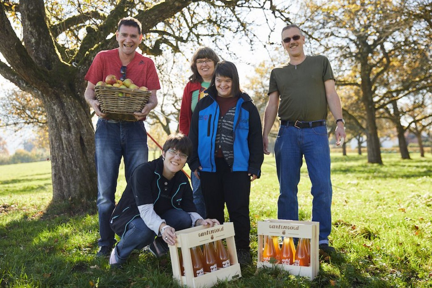 Die Äpfel werden bei den Baumspendern von Menschen mit Beeinträchtigung geernet. (Bild Gartengold GmbH)