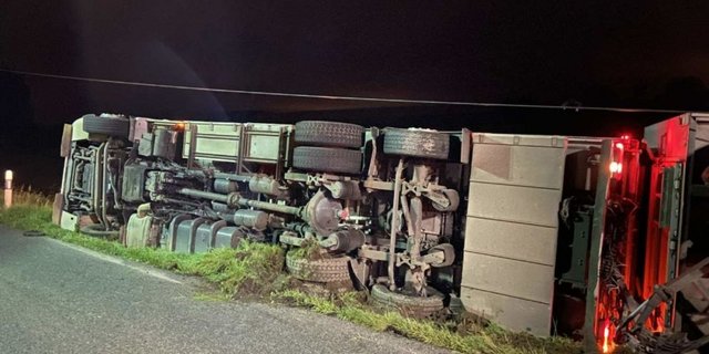 Der Transporter war gegen Mitternacht von Tafers Richtung Düdingen unterwegs. (Bild Kapo FR)