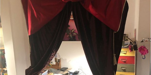 Ein Blick hinter den roten Vorhang der schonungslosen Sendungskritik. (Bild et)