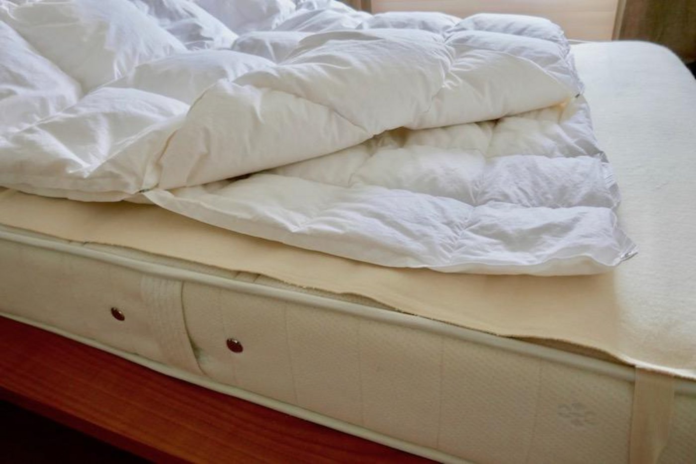 Der Matratzenschoner lässt sich im Gegensatz zur Matratze leicht waschen. Die Vierjahreszeitendecke lässt sich auf die Temperaturempfindungen der Person abstimmen. (Bilder Monika Neidhart)