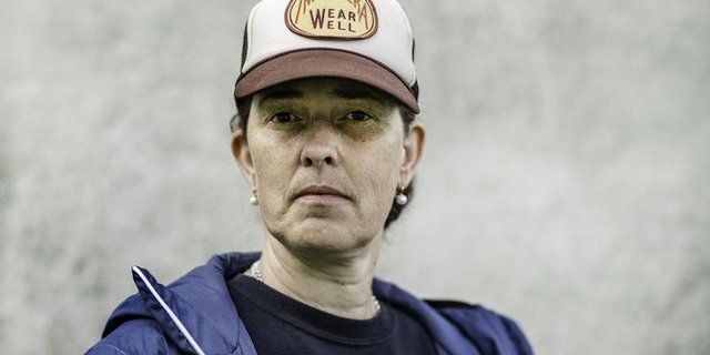 Die Künstlerin Sandra Knecht erforscht kochend die Welt. (Bild Tina Sturzenegger)