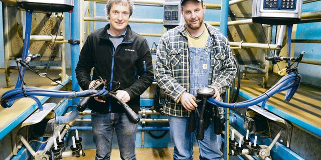 Urs Schmid (links), Produktleiter bei DeLaval in Sursee LU, im Stall bei Lionel Kolly aus Pont-la-Ville FR, der das neue Evanza-Melkzeug als Pilotbetrieb seit zwei Monaten nutzt.  (Bilder Peter Fankhauser)