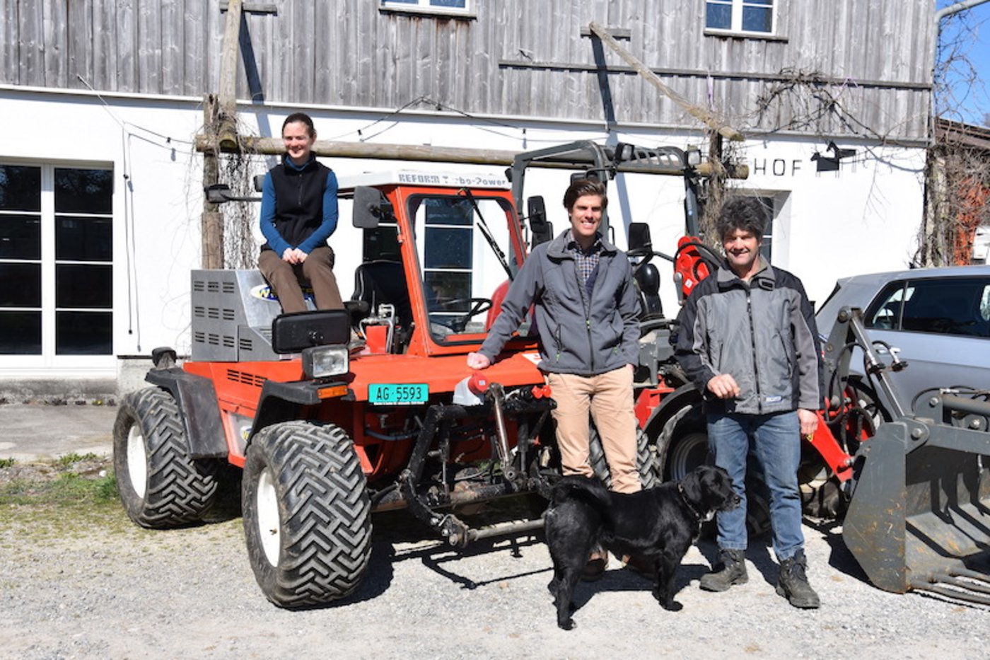Guido Winterberg (rechts) ist überzeugt, dass elektrisch betriebene Fahrzeuge die Zukunft sind. Die Hofnachfolge ist auch geregelt: Sohn Ramon studiert Agronomie an der ETH und seine Freundin Bettina Erni lernt Landwirtin EFZ. (Bilder Jasmine Baumann)