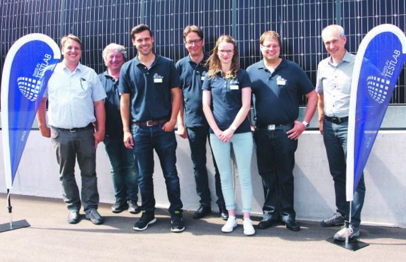 Fabian Brühwiler (links) und Christian Wolf umrahmen das Team der Swiss PV Testlab AG (v. l. n. r.): Thomas Friesen, Roman Gassmann, Thomas Cadonau, Stefanie Blaser und Mathias Brühwiler. (Bild tos)