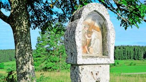 Dasein (er-)tragen: Kreuzwegauf dem Feld. 