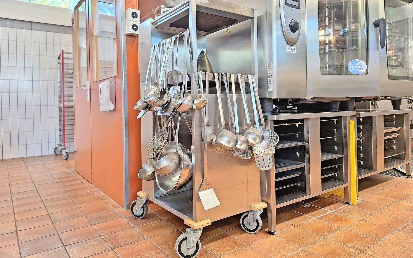 Roll-Gestell mit Ablagefläche und Hängeleisten. 