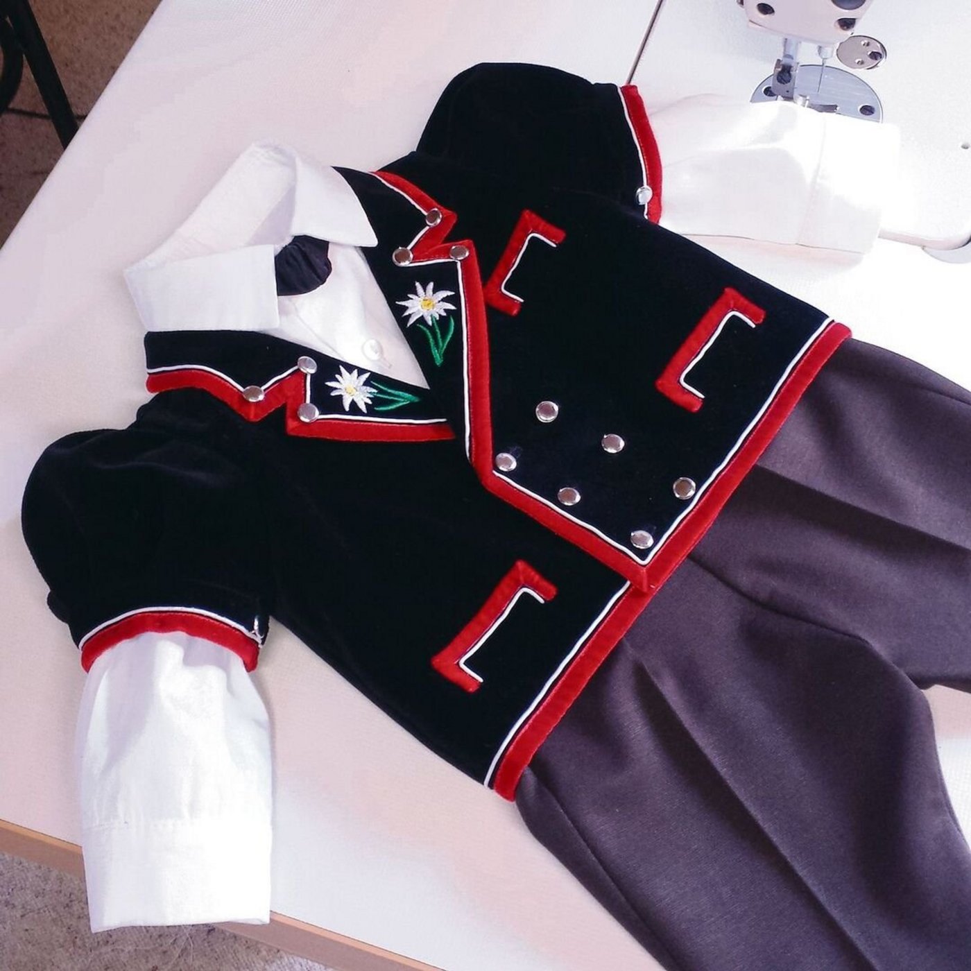 Weitere Bilder zum Mutzli in Grösse 68 sind unter www.berner-trachtenschneiderei.ch aufgeschaltet. 