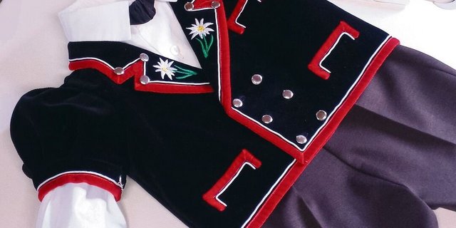 Weitere Bilder zum Mutzli in Grösse 68 sind unter www.berner-trachtenschneiderei.ch aufgeschaltet. 