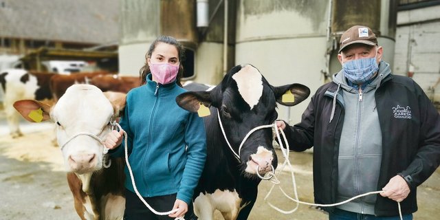 Agronomie-Studentin Mathilde Poupon und Milchwäger Martin Zwahlen im Edelweiss-Look. Die Munischauen, die auf den Höfen abgehalten werden, sollen doch ein wenig Folklore haben. (Bild sb)