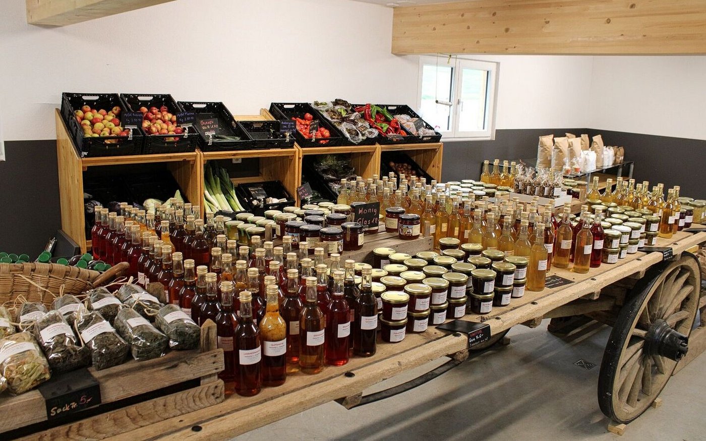 Ein alter Ladewagen im Hofladen dient der Warenpräsentation