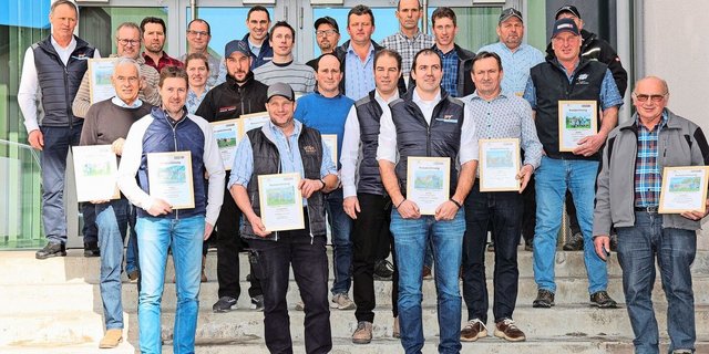 Wurden für ihre Arbeit und ihren Einsatz geehrt: Zürcher Züchter und Halter der Braunvieh-Kühe. 29 Tiere knackten im Jahr 2024 die 100 000er-Marke. 