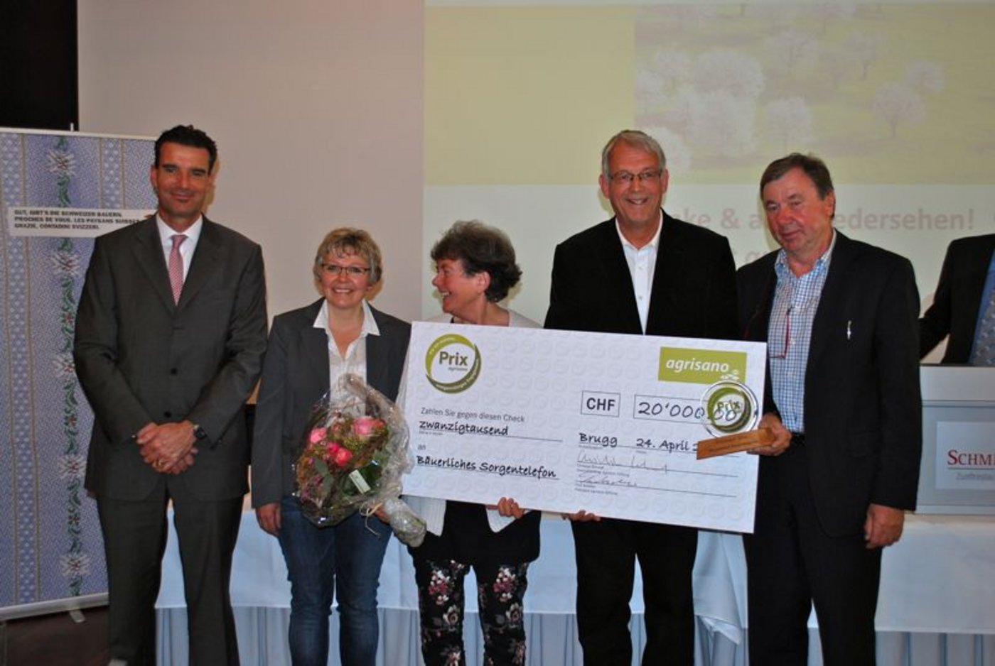 V.l.n.r.: Christian Scharpf (Geschäftsführer der Agrisano), Christine Bühler (Jury-Präsidentin), Ruth Buchwalder (Vorstandsmitglied Verein Bäuerliches Sorgentelefon) und Lukas Schwyn (Präsident des Bäuerliches Sorgetelefon), Fritz Schober (Präsident Stiftung Agrisano). (Bild jsc)
