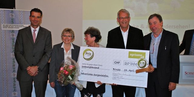 V.l.n.r.: Christian Scharpf (Geschäftsführer der Agrisano), Christine Bühler (Jury-Präsidentin), Ruth Buchwalder (Vorstandsmitglied Verein Bäuerliches Sorgentelefon) und Lukas Schwyn (Präsident des Bäuerliches Sorgetelefon), Fritz Schober (Präsident Stiftung Agrisano). (Bild jsc)