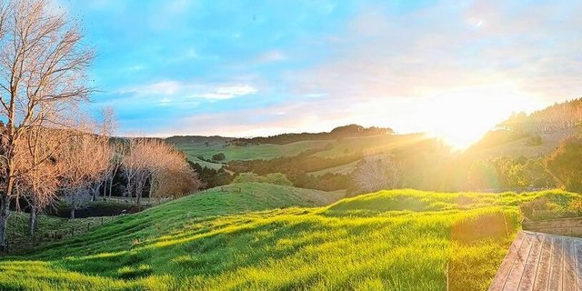In Neuseeland geht ein langer Sommer in den Herbst über. Die Nächte sind merklich länger geworden, doch am Morgen geht die Sonne genauso schön auf.