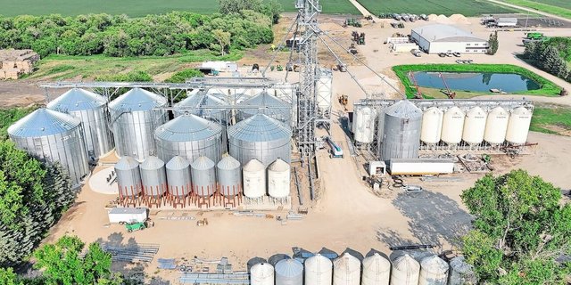 Blick aus der Vogelperspektive auf das riesige Getreidesystem mit dem Getreideturm und der Siloanlage. Auch eine neue Trocknungsanlage gehört zum Betrieb. Sie soll 80 Tonnen Getreide pro Stunde trocknen können.