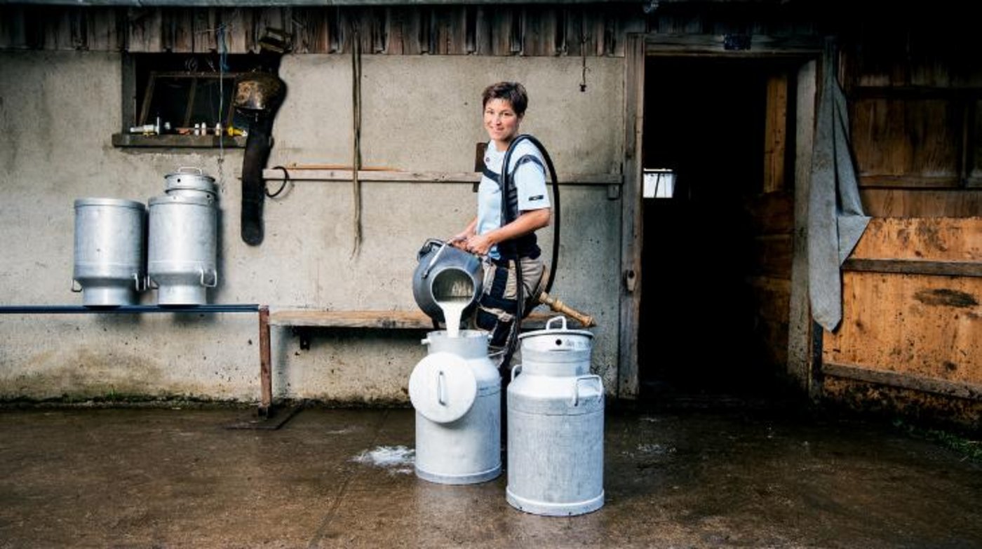 Wenn im Frühjahr und im Herbst ihr Mann auswärts arbeitet, ist Marianne Dietrich «der Bauer auf dem Hof» und melkt die 22 Kühe. Im Stall ist es so sauber, wie in ihrer Küche. (Bilder SRF/Ueli Christoffel)