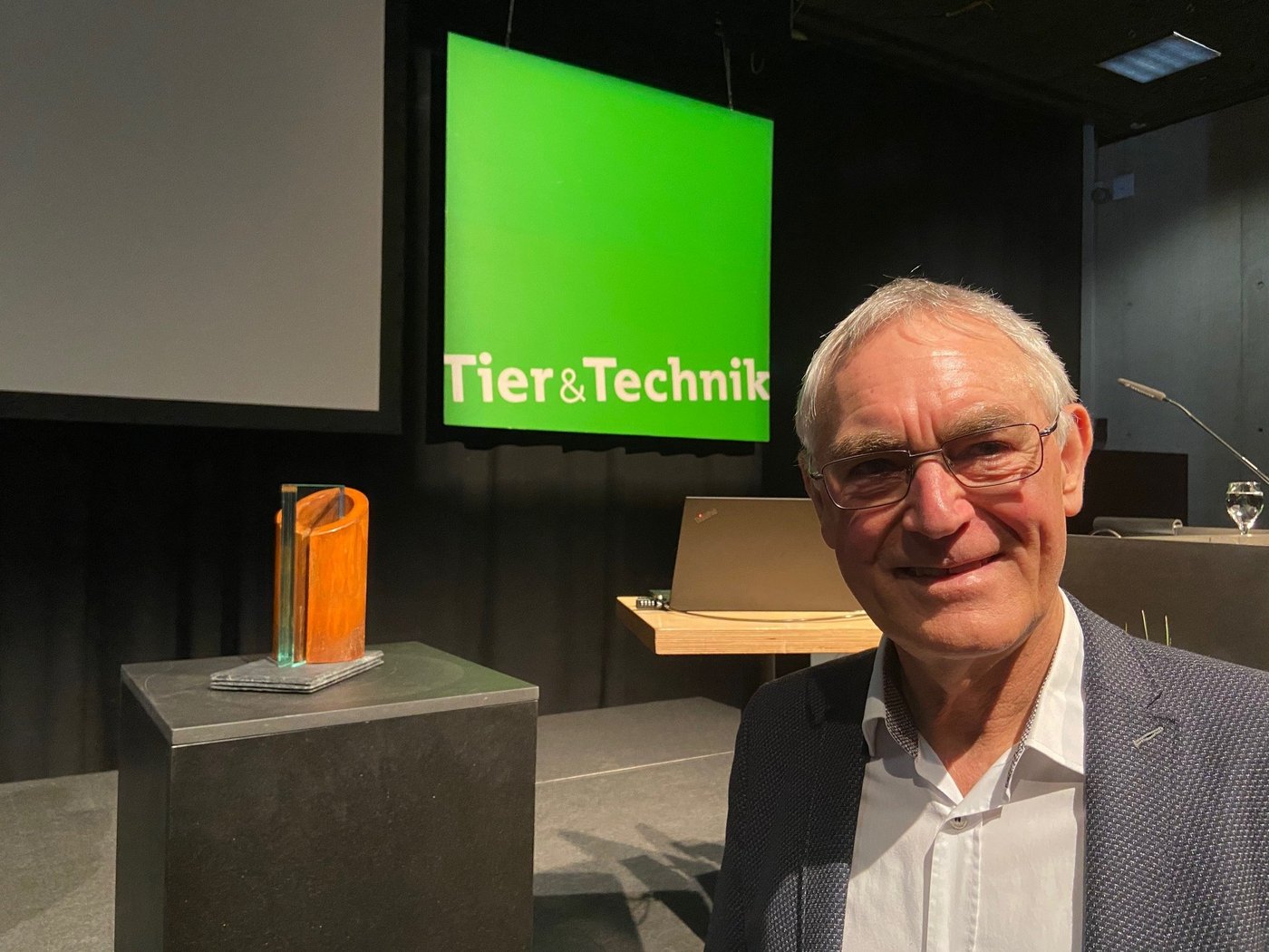 Erwin Gamper, Agro-Star Suisse 2020 mit seiner Trophäe. (Bild akr)