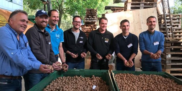 Das Team der Nuss Thurgau AG (v. l. n. r.): Hans Villiger, Roman Jud, Stefan Bücheler, Ignaz und Niklaus Metzger, Daniel Kurz und Christof Gubler. (Bilder: Alexandra Stückelberger) 