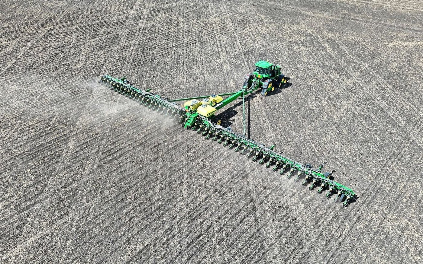 Vollgas auf dem Acker: In Kanada hat der Landmaschinenmechaniker Sandro Wiederkehr die Gelegenheit, grosse Kaliber zu fahren.