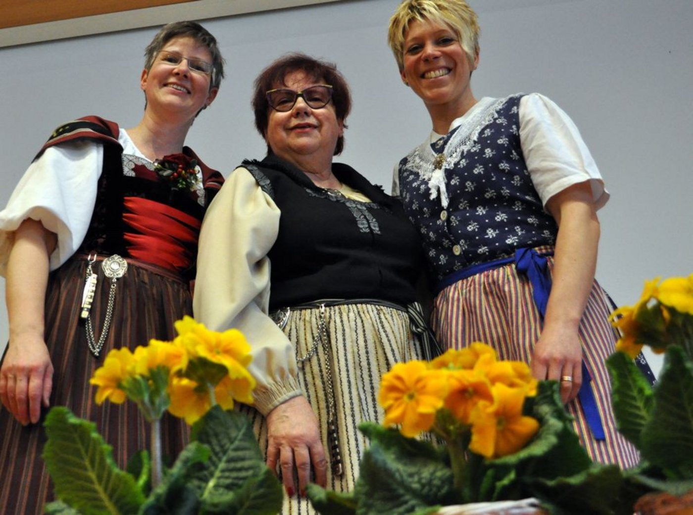  Die langjährige Journalistin Benildis Bentolila (Mitte) zwischen der scheidenden Präsidentin Antonia Rudin (links) und deren Nachfolgerin Myriam Gysin. (Bild ai)