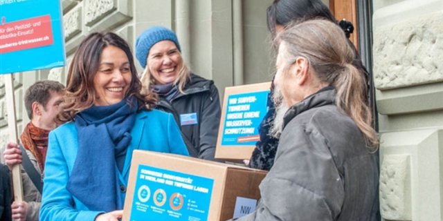 Initiantin Franziska Herren, von den Medien auch schon als «Bauernschreck» bezeichnet, bei der Einreichung der Trinkwasserinitiative im Januar in Bern. (Bild BauZ)