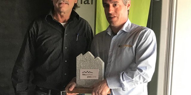 «Bio Grischun 2019»-Preisträger Reto Rauch (rechts) von der Bieraria Tschlin SA mit dem letztjährigen Gewinner, dem Kräuterbauer Reto Raselli. (Bild Alexandra Stückelberger)