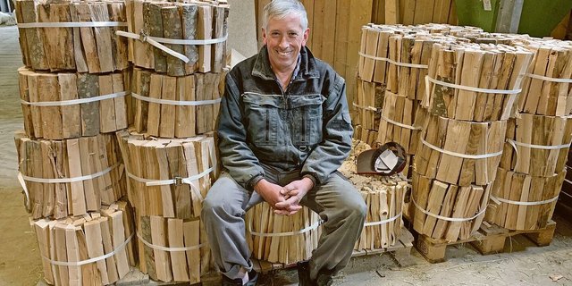 Derzeit bleibt niemand auf Brennholz sitzen. Auch Sepp Bircher findet über Agriholz schlanken Absatz für seine Bündel.  