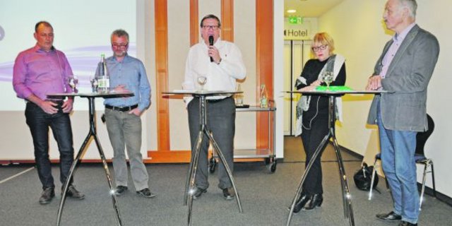 Diskussionsleiter Roland Eberle umrahmt von Hans Eschenmoser und Andreas Guhl sowie Christine Steiger und Toni Kappeler (v. l. n. r.).(Bild Alexandra Stückelberger)