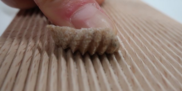 Für die Rillen in den Gnocchi Sardi aus Emmer: Mit dem Daumen auf dem Gnocchibrettchen über das Teigstück abrollen. (Bild et)