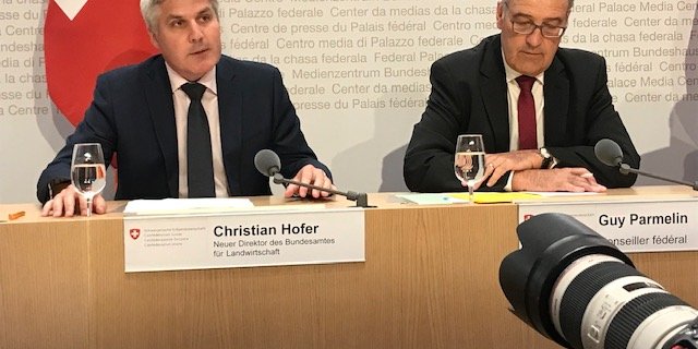 Christian Hofer mit seinem neuen Chef Guy Parmelin. (Bild akr)