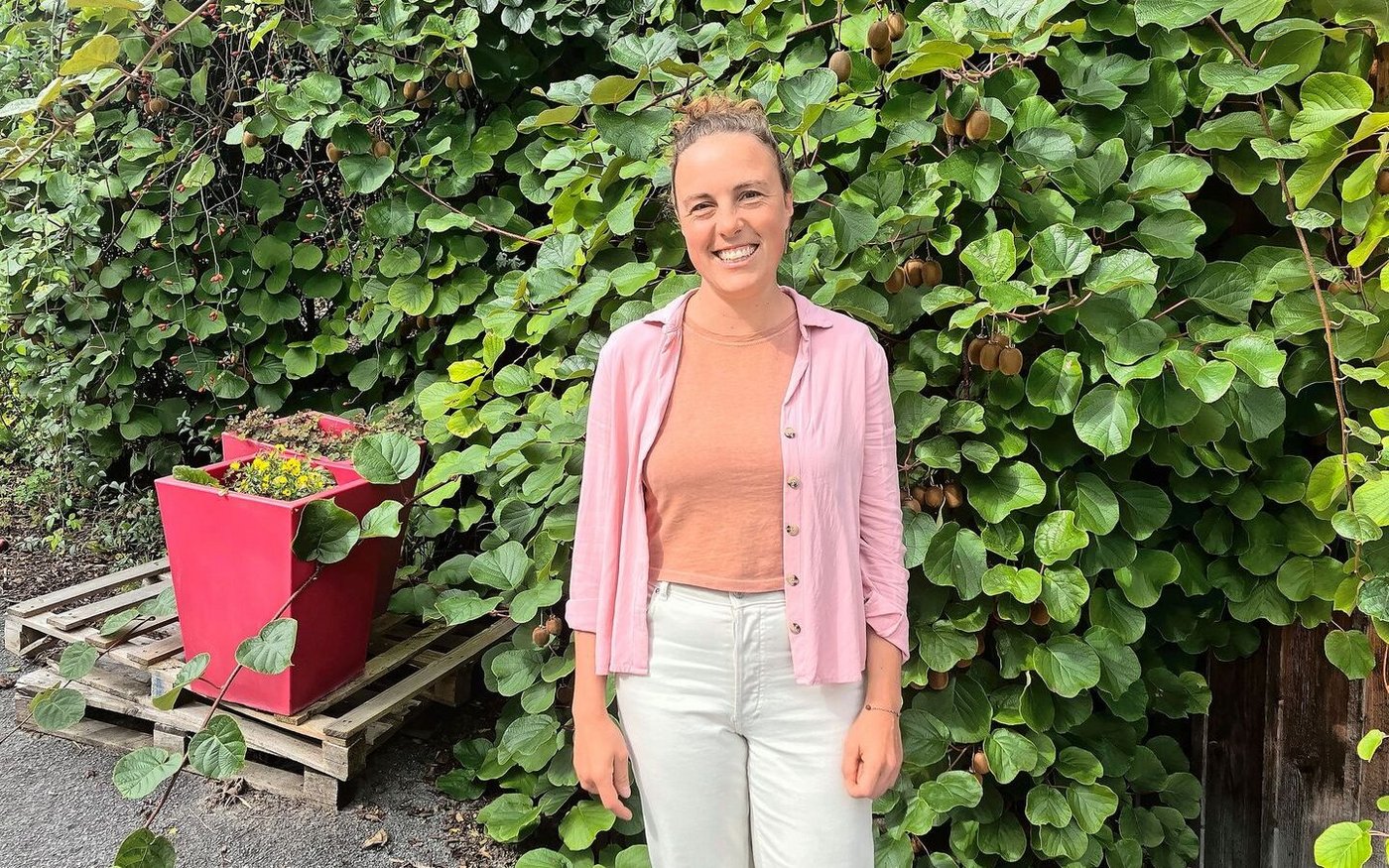 Sina Rellstab auf dem elterlichen Betrieb oberhalb von Wädenswil. Sie ist dabei, herauszufinden, ob sie sich eine Übernahme in ein paar Jahren vorstellen kann. 