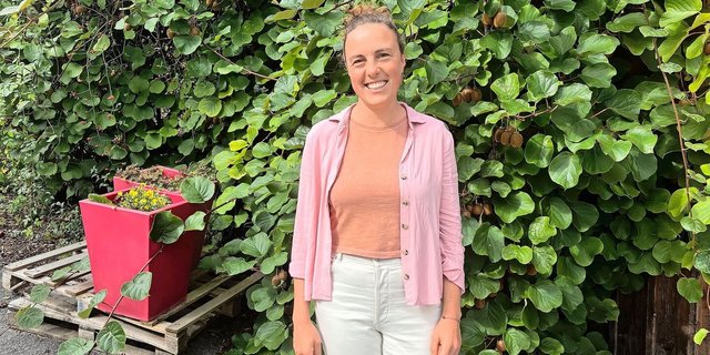 Sina Rellstab auf dem elterlichen Betrieb oberhalb von Wädenswil. Sie ist dabei, herauszufinden, ob sie sich eine Übernahme in ein paar Jahren vorstellen kann. 