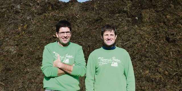 Zwei Brüder, zwei Betriebe: Peter Bossert (rechts) führt den Landwirtschaftsbetrieb mit Milchproduktion, Acker- und Futterbau. Sein Bruder Rainer führt den Biomassehof Wädenswil, der unter anderem Landwirte mit Kompost beliefert. (Bild jw)