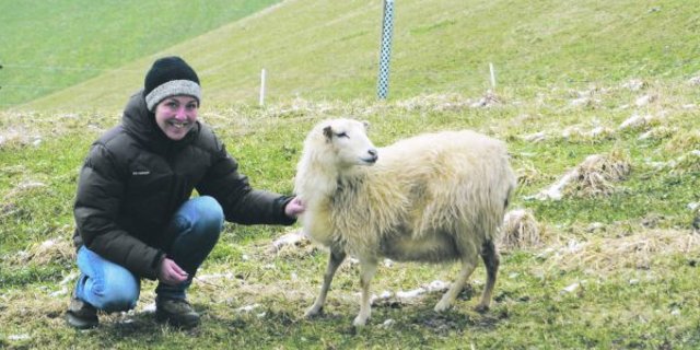 Nadja Kalmbachs Herz schlägt für Skudden-Schafe, die sehr robust sind. Ihr Lieblingstier heisst Jolie und ist ein richtiges Ausnahmeschaf. Bereits viermal hat es Drillinge geworfen. (Bild Deborah Rentsch)