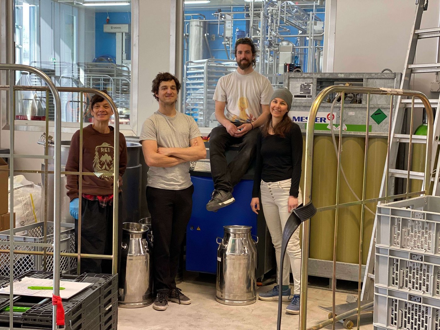 New-Roots-Mitbegründer Freddy Hunziker (stehend) mit Christi Dufour, Kai Bender und Rebecca Grunder. Das Unternehmen beschäftigt heute 24 Mitarbeitende.  (Bild jsc)