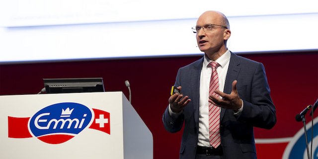 «Wir haben heute schon 93 % des Volumens an nachhaltiger Milch, da braucht es nicht wahnsinnige Veränderungen», sagt Emmi-Chef Urs Riedener. (Bild Emmi)