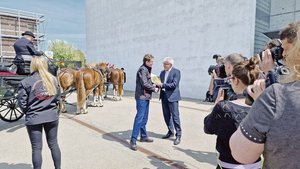 Albert Rösti (l.) – hier mit Amtsdirektor Christian Hofer – hat den Freiberger-Züchtern eine Million Franken «gerettet».   