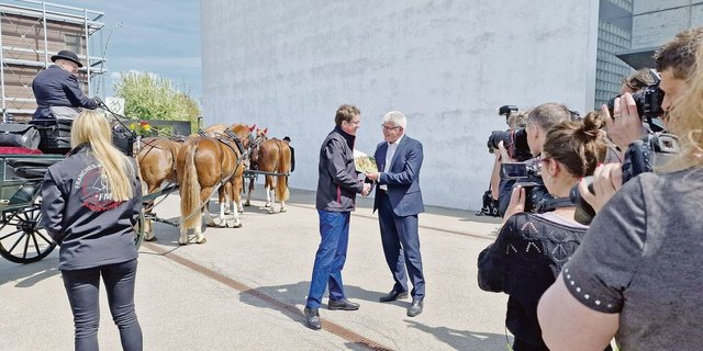 Albert Rösti (l.) – hier mit Amtsdirektor Christian Hofer – hat den Freiberger-Züchtern eine Million Franken «gerettet».   