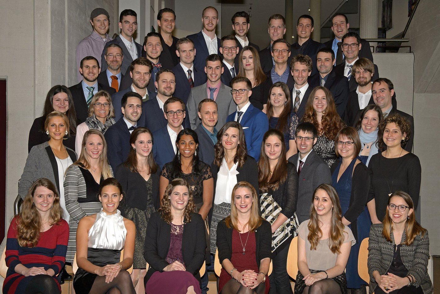 Die frisch diplomierten ZHAW-Bachelors in Lebensmitteltechnologie mit Institutsleiter Prof. Michael Kleinert (2. oberste Reihe rechts aussen) und Studienberater Andreas Kilchör (2. oberste Reihe links aussen). (Bild zVg)