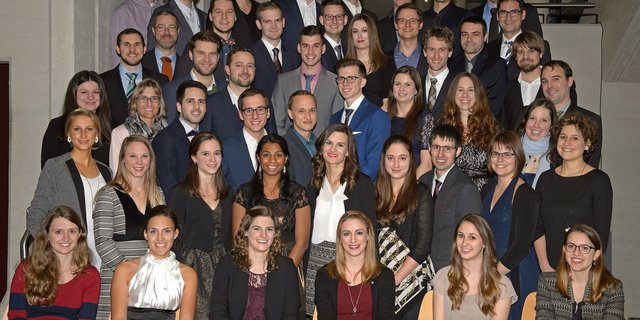 Die frisch diplomierten ZHAW-Bachelors in Lebensmitteltechnologie mit Institutsleiter Prof. Michael Kleinert (2. oberste Reihe rechts aussen) und Studienberater Andreas Kilchör (2. oberste Reihe links aussen). (Bild zVg)