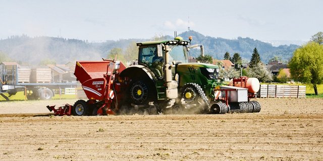 Die verstellbare Spurbreite ist für das Setzen von Kartoffeln optimal. So fahren die Raupen genau zwischen den Dämmen, die hinten vom Setzautomat gemacht werden. (Bilder Jasmine Baumann)