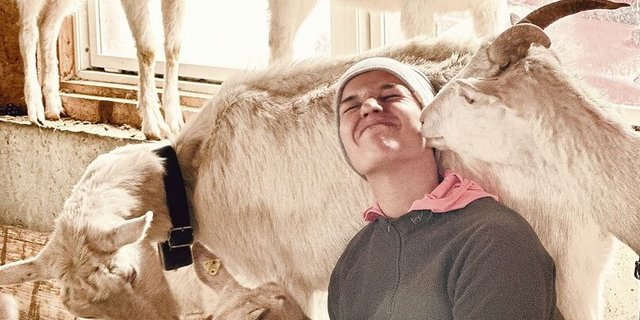 Nadine Perren inmitten ihrer Ziegen. «Die Tiere liegen mir mehr als die Touristen», sagt sie. 